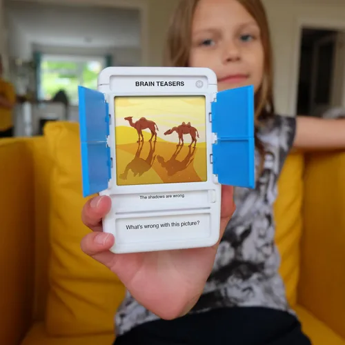 Miniatura 3 de 100 PICS Juego de viaje de Acertijos Mentales - Resuelve 100 rompecabezas Tarjetas con estuche de revelación deslizante Juego de cartas, regalo