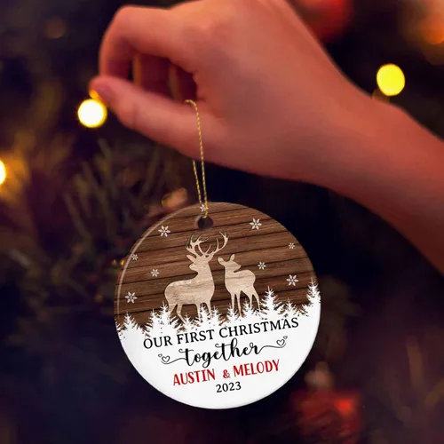 Miniatura 5 de Adorno de cerámica Our First Christmas Together, adorno de Navidad 2025 personalizado con nombre y fecha, renos para colgar en cerámica, regalo