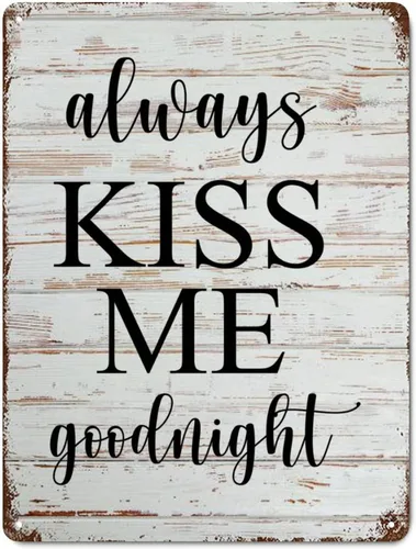 Letrero de metal con letras familiares con texto en inglés "Saying Always Kiss Me Goodnight" de grano de madera, divertido, envejecido, elegante,