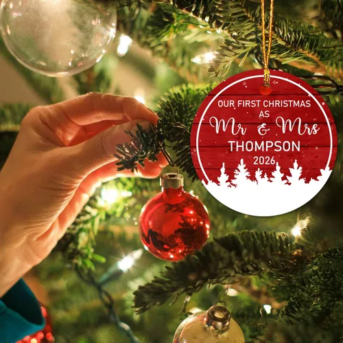 Miniatura 3 de Adorno personalizable con texto en inglés «Our First Christmas As Mr. & Mrs. 2026», adorno personalizado para el Sr. y la Sra. Nombre, primera