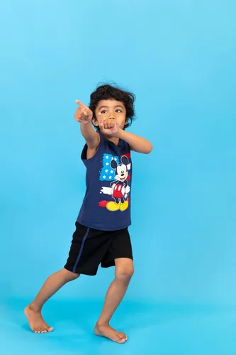 Miniatura 2 de Disney Camiseta sin mangas de Mickey Mouse y pantalones cortos de malla para niños pequeños