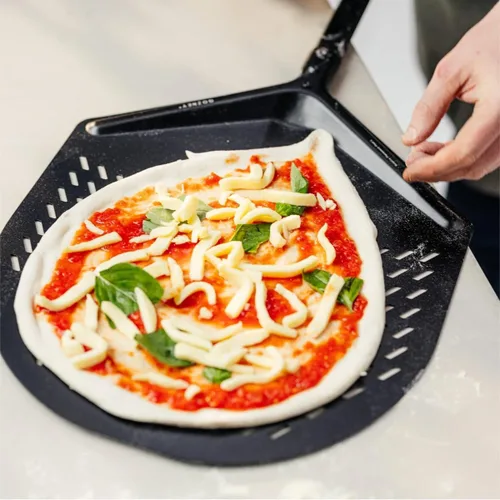 Miniatura 4 de Gozney Pala de colocación Balance para pizzas de 12", compatible con todos los hornos de pizza Gozney, con una hoja de aluminio perforada y mango