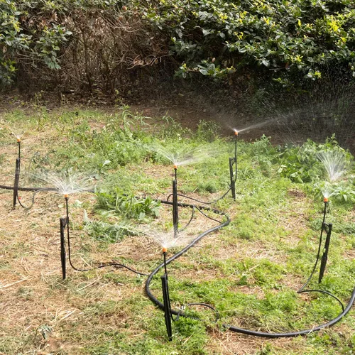Miniatura 4 de 20 juegos de cabezales de riego de 180 grados con emisores de micro pulverización de goteo de estaca con tubo de riego de 1/4 pulgadas en estaca