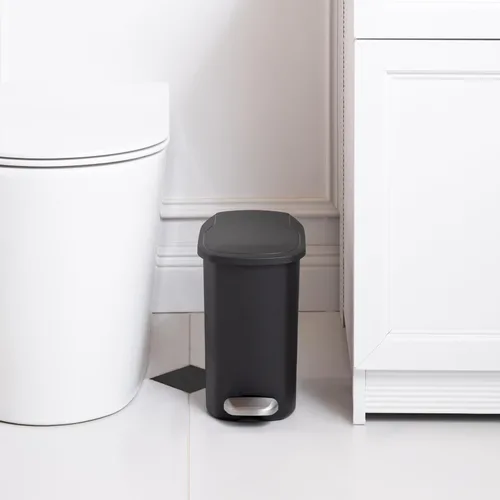 Miniatura 8 de Amazon Basics Basurero de plástico compacto para baño con tapa de cierre suave, pedal manos libres, cubo interior extraíble, 6 litros/1.6 galones