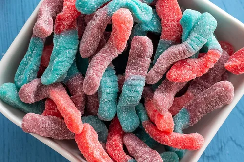 Miniatura 2 de Trolli - Gusanos de goma ácidos de frutos rojos, 7.2 onzas, paquete de 4 Sour Brite Crawlers