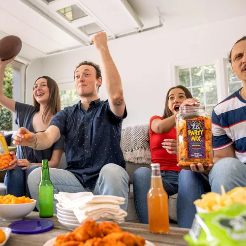 Miniatura 8 de Utz - Mix para fiestas en barril de 737,1 g (26 onzas). La sabrosa mezcla de picadillos incluye tortillas de maíz, tortillas de nachos, pretzels