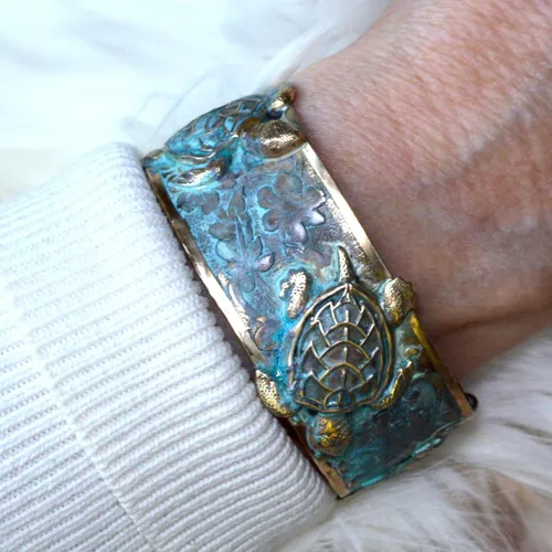 Miniatura 7 de Pulsera de tobillo de tortuga marina clásica de colección de Elaine Coyne con puño de pátina