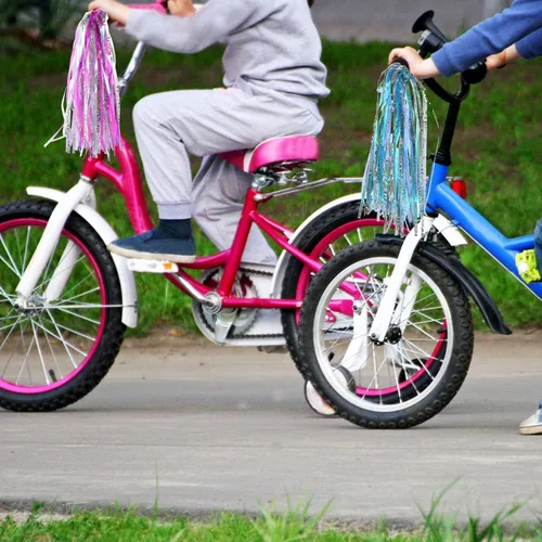 Miniatura 4 de Accesorios de decoración de bicicleta para niños, cesta de scooter de bicicleta, campana de bicicleta para niños, serpentinas y calcomanías de mango