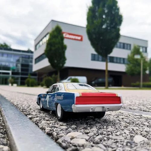 Miniatura 6 de Carrera 30945 Plymouth Road Runner No. 7 - Vehículo de carreras digital a escala 1:32 para carreras de autos Carrera con ranura digital, rojo, azul