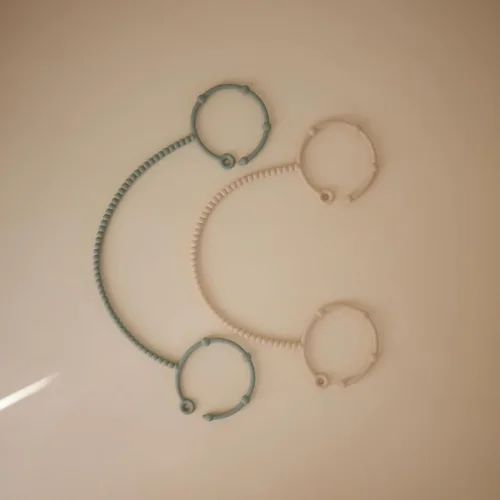 Miniatura 3 de mushie Correas ajustables de silicona para juguetes, paquete de 2 Soporte para accesorios de bebé para viajes, cochecito, silla alta