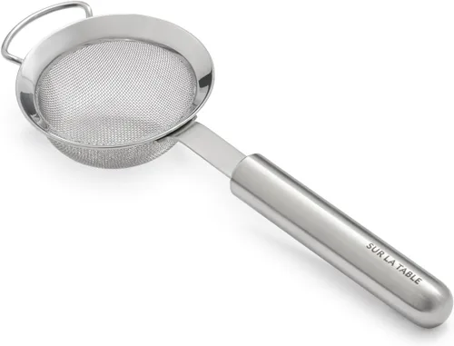 Sur La Table Tamiz de acero inoxidable – Colador de malla fina de 3 pulgadas con mango ergonómico ponderado – Metal no corrosivo 18/8 para tamizar,
