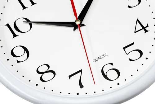 Miniatura 3 de Bernhard Products Reloj de pared con batería de cuarzo de 10", redondo, fácil de leer, para el hogar, la oficina o la escuela, negro Blanco