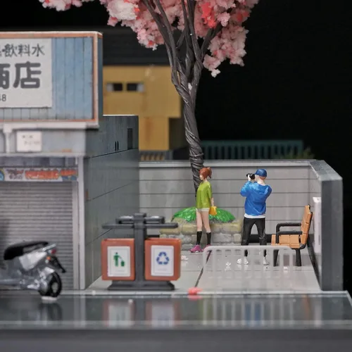 Miniatura 2 de kivcmds Figura Pintada Escala 1:64 Mini Modelo Trenes Arquitectónico Figuras de Personas de Plástico Figura de Niño Fotógrafo Azul de Pie, Adecuado