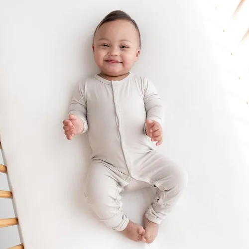 Miniatura 16 de KYTE BABY Mameluco suave unisex con cierre a presión, 97% rayón hecho de bambú, 3% elastano