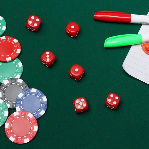 Miniatura 6 de Juego de dados de cuero con forro de fieltro rojo silencioso con 6 dados rojos estándar para juegos Farkle Yahtzee, 1 paquete Rojo1