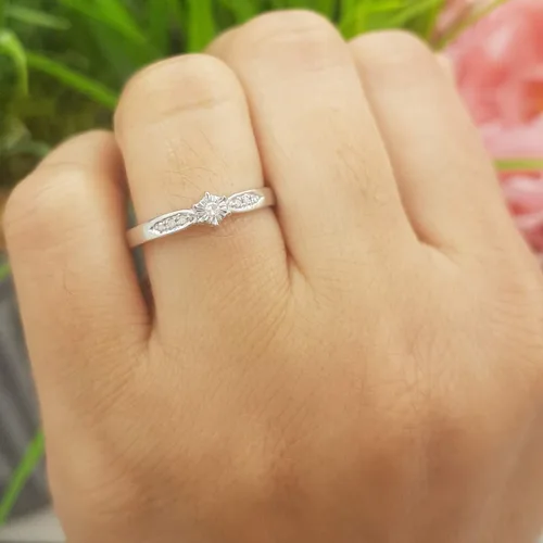 Miniatura 3 de Dazzlingrock Collection Anillo de compromiso de plata de ley con diamantes redondos de 0,05 quilates