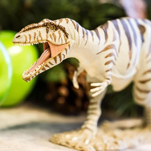 Miniatura 7 de Safari Ltd. Giganotosaurus - Figura realista de dinosaurio de 14.5 pulgadas, juguete educativo para niños, niñas y niños a partir de 3 años