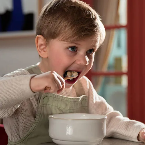 Miniatura 9 de YFWOOD 4 utensilios para niños pequeños, tenedores y cucharas de madera natural, esenciales para la alimentación del bebé, cubiertos seguros