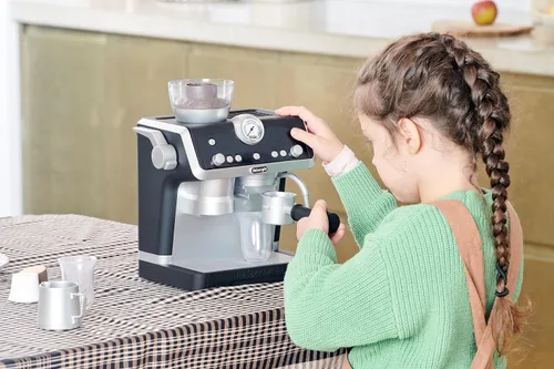 Miniatura 2 de Casdon De'Longhi Toys Barista Cafetera. Juego de cocina de juguete para niños con partes móviles, sonidos realistas y revelación de café mágico.