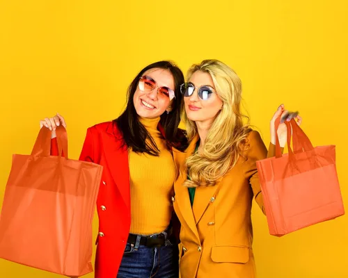 Miniatura 6 de Weewooday 100 bolsas de regalo de plástico esmerilado con asas para pequeñas empresas, bolsas de compras transparentes con parte inferior de cartón