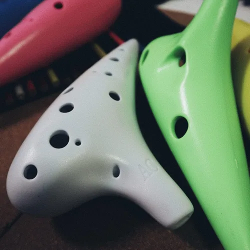 Miniatura 5 de Aestivate Ocarina de plástico de 12 agujeros - Alto C, fácil de jugar, puntiagudo (blanco)
