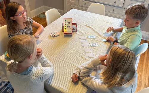 Miniatura 7 de FIRST TO WORST Juego de Fiesta Edición Navideña - Un Juego de Cartas Festivo Sobre Cómo Tus Amigos y Familia Clasifican las Cosas - Perfecto
