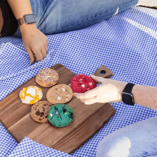 Miniatura 8 de The Cravory: Galletas Red Velvet - 12 galletas, 2.0 onzas cada una, envueltas individualmente, gourmet, horneadas frescas, postres, aperitivos