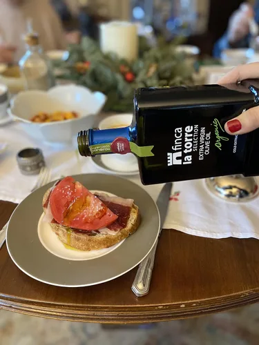 Miniatura 4 de Finca La Torre Hojiblanca Aceite de oliva orgánico – Aceite de oliva español extra virgen prensado en frío – Aceite premium de Málaga, España