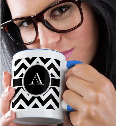 Miniatura 2 de 3dRose Taza azul de dos tonos con monograma de cheurón en blanco y negro con inicial A de 11 oz