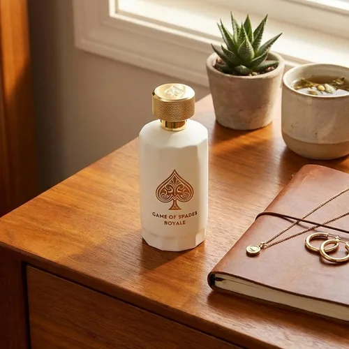 Miniatura 4 de Jo Milano Game of Spades Royale Parfum Spray 3.4 oz (3.4 fl oz) Madera Oud, ámbar, almizcle, floral y aroma a caramelo, fragancia de larga