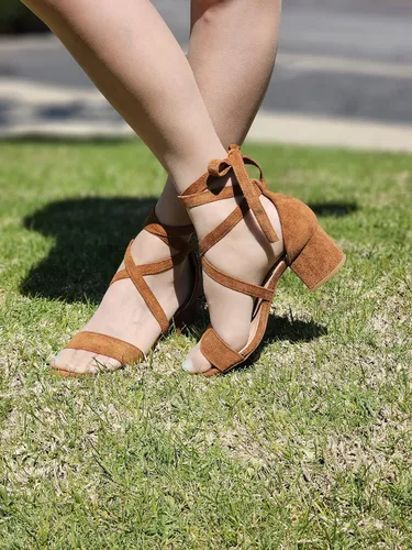 Miniatura 8 de Sandalias de tacón bajo con puntera abierta y tiras de amarre