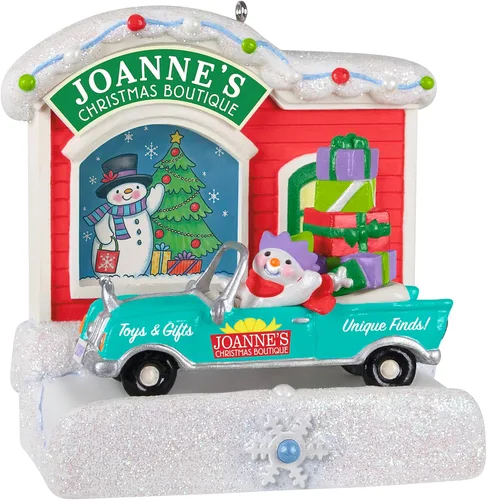 Hallmark Keepsake Adorno de Navidad 2023, Colección Happy Holiday Parade Boutique Navideña de Joanne Musical con Luz, Regalos para Ella Holiday