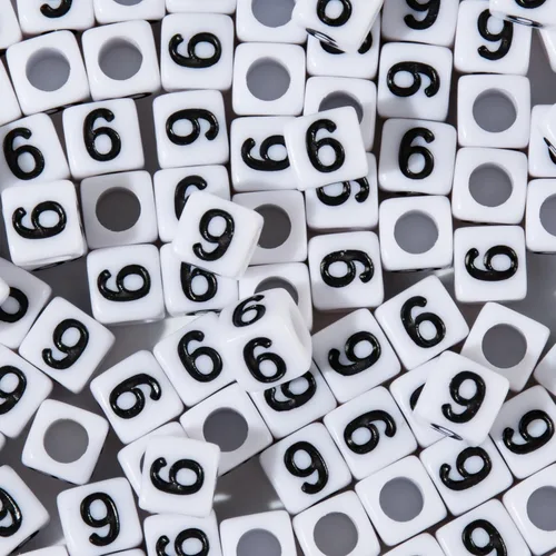 Miniatura 23 de 1400 cuentas redondas blancas y negras para pulseras, cuentas digitales de símbolo matemático del 0 al 9, juego de cuentas acrílicas de número