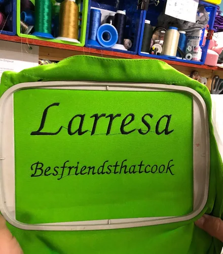 CHEFSKIN Delantal verde lima para niños pequeños (se adapta a 3-8 años), ultraligero, cómodo y suave, colores vivos (3 delantales + sombrero gratis)