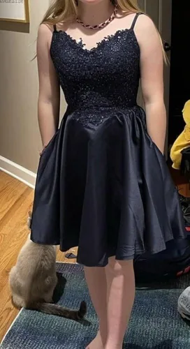 Miniatura 5 de Tianzhihe Vestidos cortos de encaje con cuentas para regreso a casa, tirantes delgados, vestidos de noche de satén con bolsillos