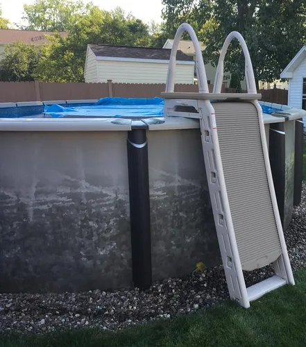 Miniatura 2 de Confer Plastics 7200 Roll Guard Escalera de Plataforma Ajustable de 48" a 56" con Marco en A de Seguridad para Piscinas Elevadas de Patio al Aire