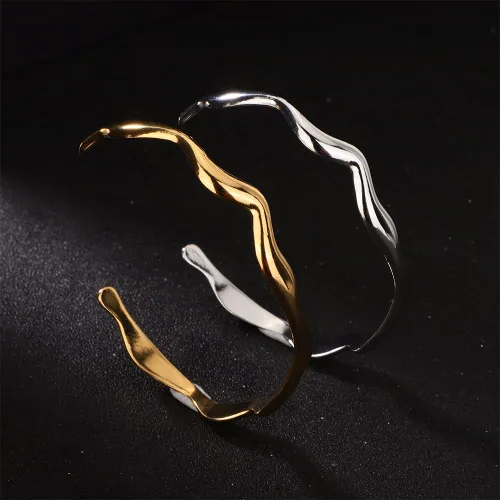 Miniatura 6 de Kercisbeauty Juego de 2 pulseras de acero inoxidable martilladas de plata y oro, brazalete abierto, joyería diaria para mujeres y niñas