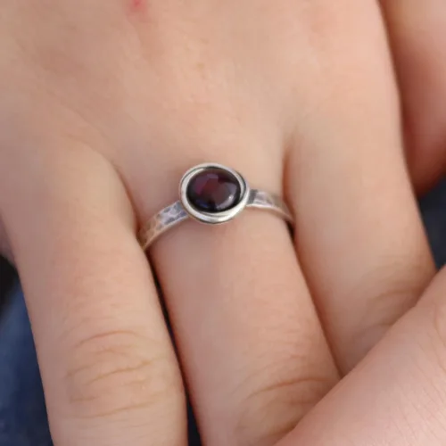 Miniatura 28 de Anillo de plata de ley con piedras preciosas para mujer, anillo apilable de piedra martillada, anillo de piedra natal