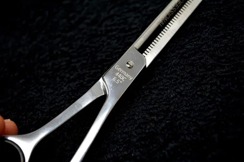 PRO - Tijeras afiladas de peluquería y tijeras de adelgazamiento de acero de primera calidad fabricadas en Alemania con reposamanos para dedos