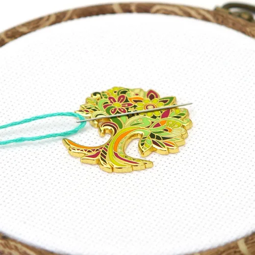 Miniatura 4 de Awesome Pattern Studio Needle Minder Set - Minder de aguja magnética del árbol de la vida + 2 pinzas de aguja. Pin esmaltado para punto de cruz