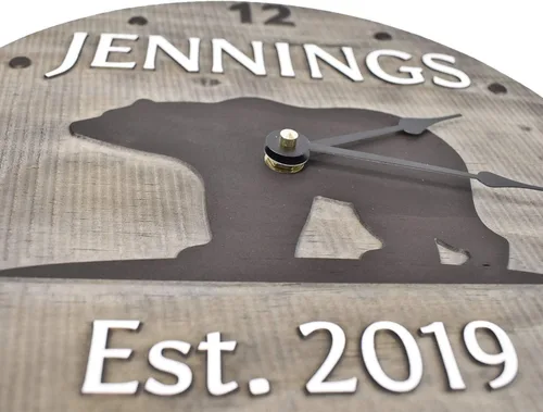 Miniatura 3 de Reloj de oso de madera hecho a mano de 11 pulgadas personalizado con apellido y año de boda