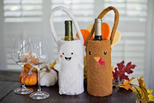 Miniatura 10 de Pearhead Soporte para botella de vino fantasma de Halloween, bolsa de regalo reutilizable de sherpa de felpa con cara sonriente y asa - Lindo regalo
