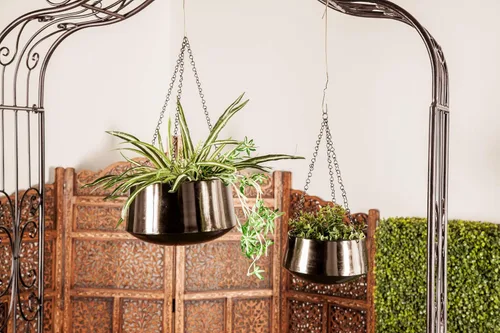 Miniatura 11 de Deco 79 Macetero de metal para interiores y exteriores, maceta colgante con cadena, juego de 2 colgadores de 5 pulgadas, 7 pulgadas de alto