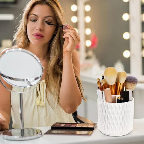 Miniatura 7 de WAFJAMF Organizador de brochas de maquillaje con tapa, organizador giratorio de 360 grados para tocador y baño, 5 ranuras para brochas de Blanco