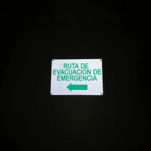 Miniatura 6 de TRADESAFE Señal de flecha izquierda de ruta de evacuación de emergencia – Ruta De Evacuación De Emergencia Señal Español, Instalación Rápida