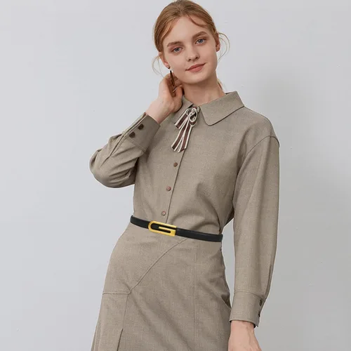 Miniatura 281 de Cinturón de cuero clásico con hebilla de metal para mujer con vestido de jeans