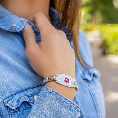 Miniatura 4 de Pulsera de Alerta Médica Elástica Oliva Divoti – Etiqueta de ID de Acero Inoxidable Grabada Personalizada – Hipoalergénica, Sin Cierre