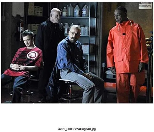 Aaron Paul, Bryan Cranston, Giancarlo Esposito & Jonathan Banks sentados en la habitación (Breaking Bad Temporada 4 - Walter White, Jesse Pinkman,