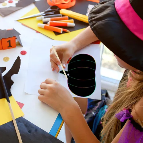Miniatura 5 de Jenaai Juego de 150 manualidades de papel de Halloween para rascar, 50 tarjetas de rascar de calabaza, 50 palos de madera, 150 cintas para arte