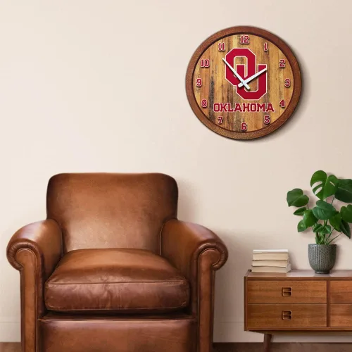 Miniatura 5 de The Fan-Brand NCAA Oklahoma Sooners: Reloj de pared con parte superior de barril de imitación para decoración de bar, decoración de fiesta
